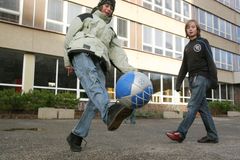 Ředitel školy se rodičům nelíbil. Pomohli mu ze židle