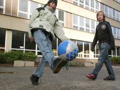 Učitelé ZŠ Angel v Modřanech se také připojili ke stávce, jejich žáci mají v úterý dost času na fotbal.