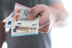 Česká minimální mzda patří v EU mezi nejnižší. Nová směrnice radí, o kolik ji zvýšit
