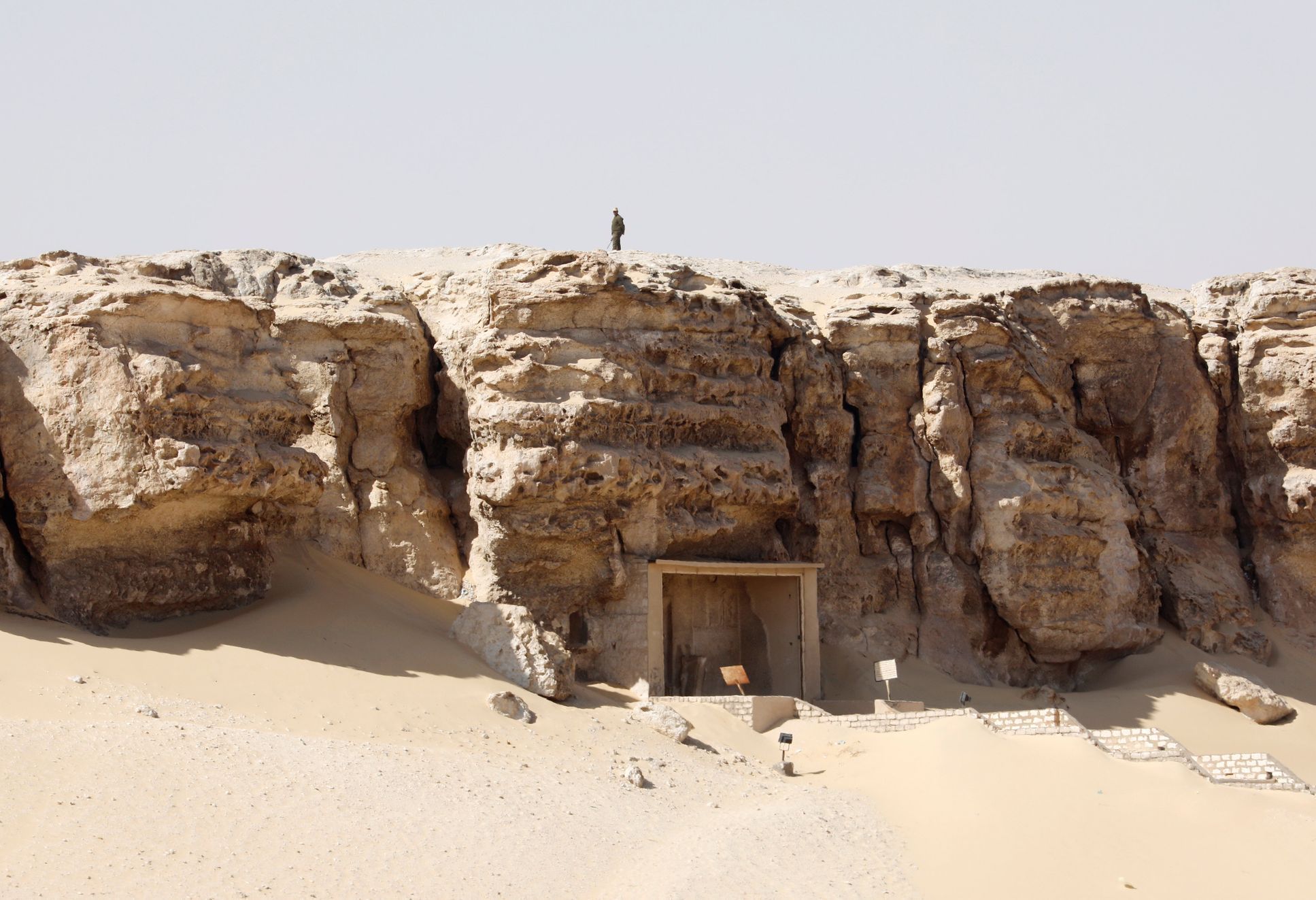 Archeologové objevili v egyptské provincii Mínjá jižně od Káhiry starověké pohřební komory, ve kterých se nachází asi 40 mumií různé velikosti i pohlaví.