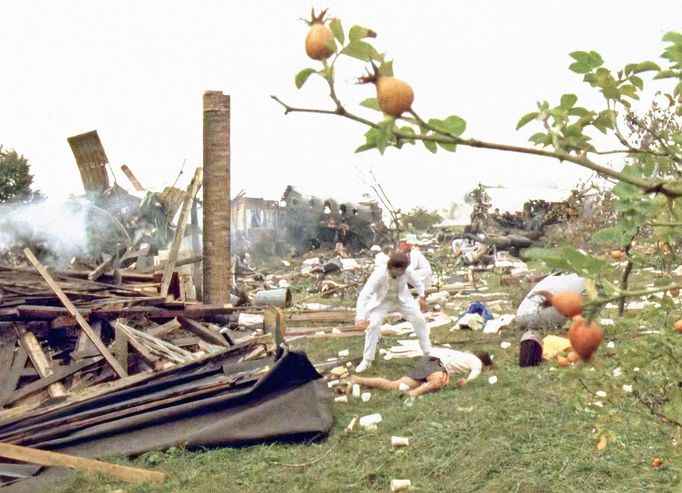 Unikátní snímky. Uplynulo 45 let, co pražský Suchdol zdevastoval pád letadla