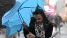 A woman struggles with her umbrella in the wind and snow in New York, November 7, 2012. A wintry storm dropped snow on the Northeast and threatened to bring dangerous winds and flooding to a region still climbing out from the devastation of superstorm Sandy. REUTERS/Brendan McDermid (UNITED STATES - Tags: DISASTER ENVIRONMENT) Published: Lis. 7, 2012, 8:08 odp.