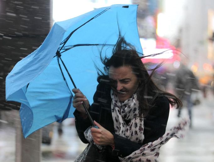 A woman struggles with her umbrella in the wind and snow in New York, November 7, 2012. A wintry storm dropped snow on the Northeast and threatened to bring dangerous winds and flooding to a region still climbing out from the devastation of superstorm Sandy. REUTERS/Brendan McDermid (UNITED STATES - Tags: DISASTER ENVIRONMENT) Published: Lis. 7, 2012, 8:08 odp.