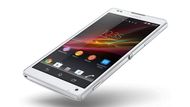 Sony Xperia ZL - pozměněná Xperia Z Model Sony Xperia ZL navazuje na model Sony Xperia Z a má s ním shodnou výbavu. Odlišnost je v těle telefonu a použitých levnějších materiálech. Mínusem telefonu oproti modelu Z je snížená odolnost. Plusem cena a o něco vyšší kapacita akumulátoru, konkrétně 2370 mAh. Rozměry telefonu jsou 131,6 x 69,3 x 9,8 milimetru, hmotnost 151 gramů.