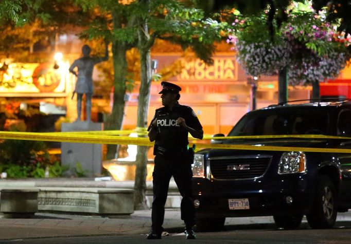 Kanada, Toronto: Střelec zranil 13 lidí před restaurací, jednu ženu zabil