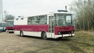 Méně typickou, zato nepřehlédnutelnou verzí Karosy C 734 je vězeňský autobus s typickým fialovým pruhem.