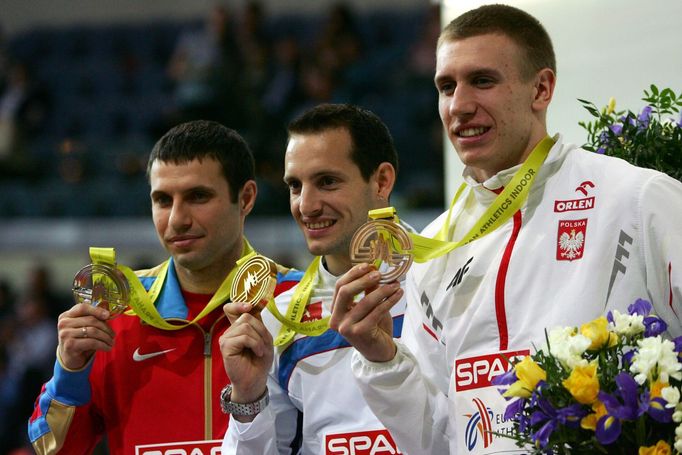 HME 2015 Praha: tyč, 1. R. Lavillenie (Fr.), 2. Gripich (Rus.), 3. Lisek (Pol.)