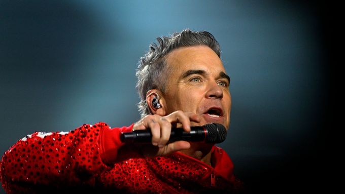Zpěvák Robbie Williams během svého nedělního koncertu v pražské O2 areně.