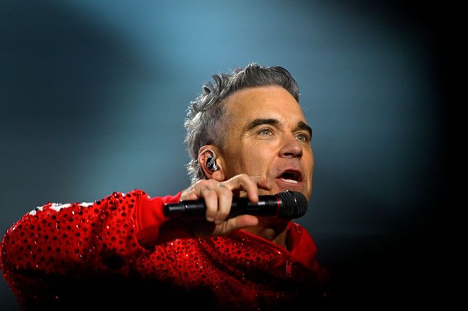 Zpěvák Robbie Williams během svého nedělního koncertu v pražské O2 areně.