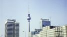 Pohled na východoberlínské panoráma v roce 1975. V popředí Haus des Reisens, dominantou je televizní věž, vpravo Hotel Stadt Berlin. Ulice Otto-Braun-Strasse.