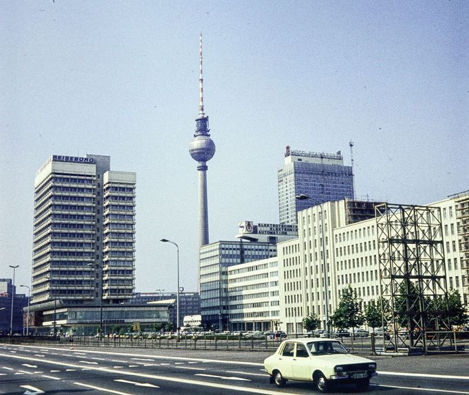 Pohled na východoberlínské panoráma v roce 1975. V popředí Haus des Reisens, dominantou je televizní věž, vpravo Hotel Stadt Berlin. Ulice Otto-Braun-Strasse.