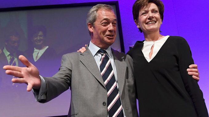 Nová předsedkyně strany UKIP Diane Jamesová s Nigelem Faragem.