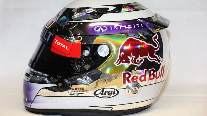 S touto přilbou se Sebastian Vettel pokusí o zisk čtvrtého titulu mistra světa po sobě. Prohlédněte si v galerii i přilby všech jeho soupeřů.