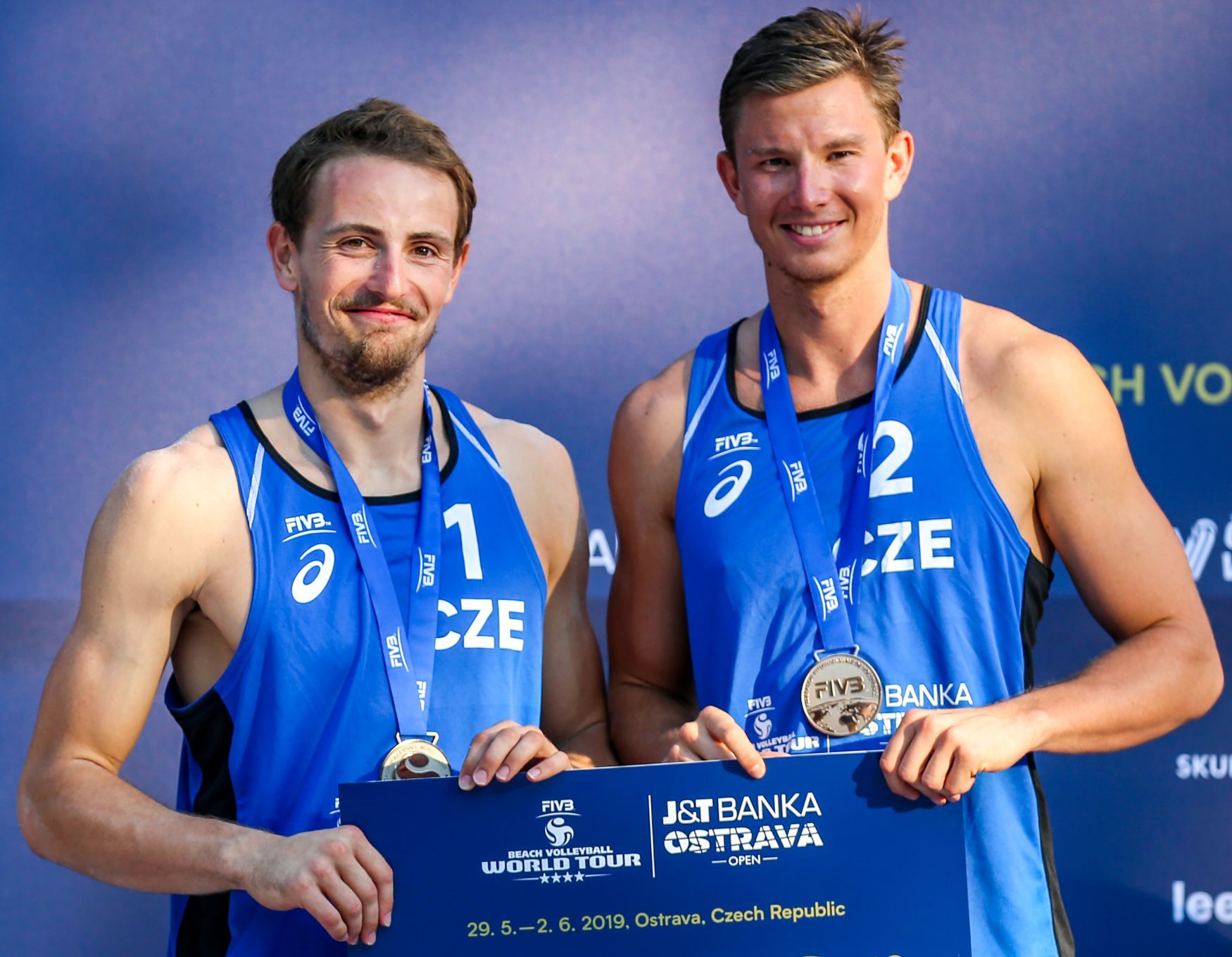 Ostrava Beach Open 2019: Ondřej Perušič (vlevo) a David Schweiner s cenou za druhé místo.