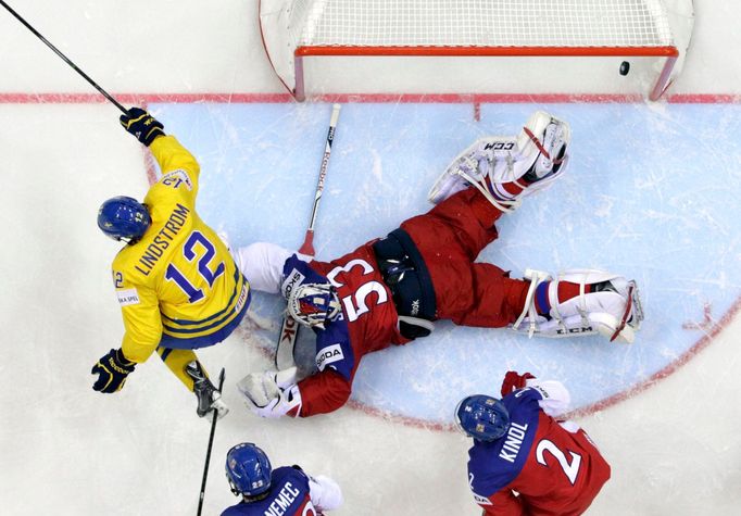 Sweden's Joakim Lindstrom (L) celebrates the goal of team mate Oscar Moller (unseen) as goaltender Alexander Salak of the Czech Republic (C) reacts during the first perio