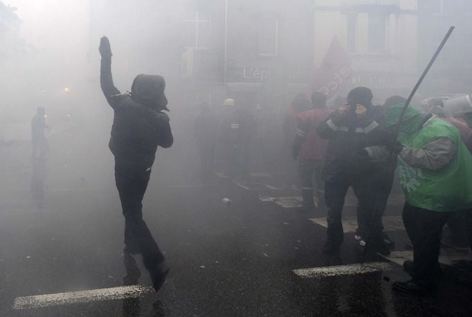 Arcelor Mittal workers from several Liege steel plants clash with riot policemen during a demonstration outside the Walloon Region parliament in Namur January 29, 2013. Arcelor Mittal, the world's largest steel producer, plans to shut a coke plant and six finishing lines at its site in Liege, Belgium, affecting 1,300 employees, the group said last week. REUTERS/Laurent Dubrule (BELGIUM - Tags: CIVIL UNREST BUSINESS EMPLOYMENT COMMODITIES) Published: Led. 29, 2013, 1:25 odp.