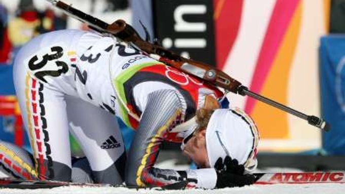 Jedna z německých reprezentantek Martina Glagowová v cíli biatlonového závodu.