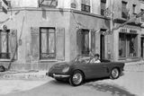 Za volantem Renaultu Alpine 108 v době natáčení filmu Cartouche (1962)