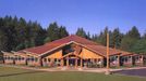 Škola - Tseshaht Ha-Ho-Payuk School, Port Alberni, British Columbia Postaveno členy komunity původních obyvatel Severní Ameriky Tseshaht First Nation community. Stavba získala ocenění Canadian Architect - Award of Excellence.   