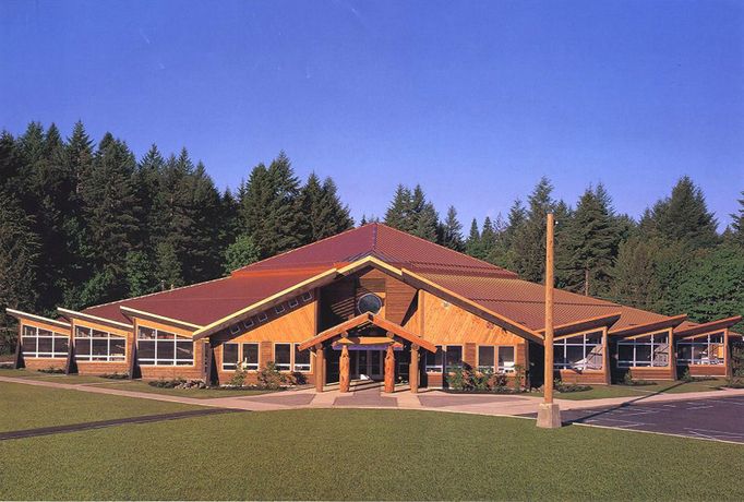 Škola - Tseshaht Ha-Ho-Payuk School, Port Alberni, British Columbia Postaveno členy komunity původních obyvatel Severní Ameriky Tseshaht First Nation community. Stavba získala ocenění Canadian Architect - Award of Excellence.   