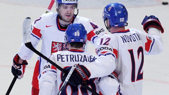 Petr Koukal (nahoře) se raduje z gólu s Jakubem Petružálkem a Jiřím Novotným