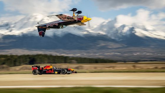 Úžasné sportovní fotky: od formule pod Tatrami až po jízdu Drákulovou stezkou