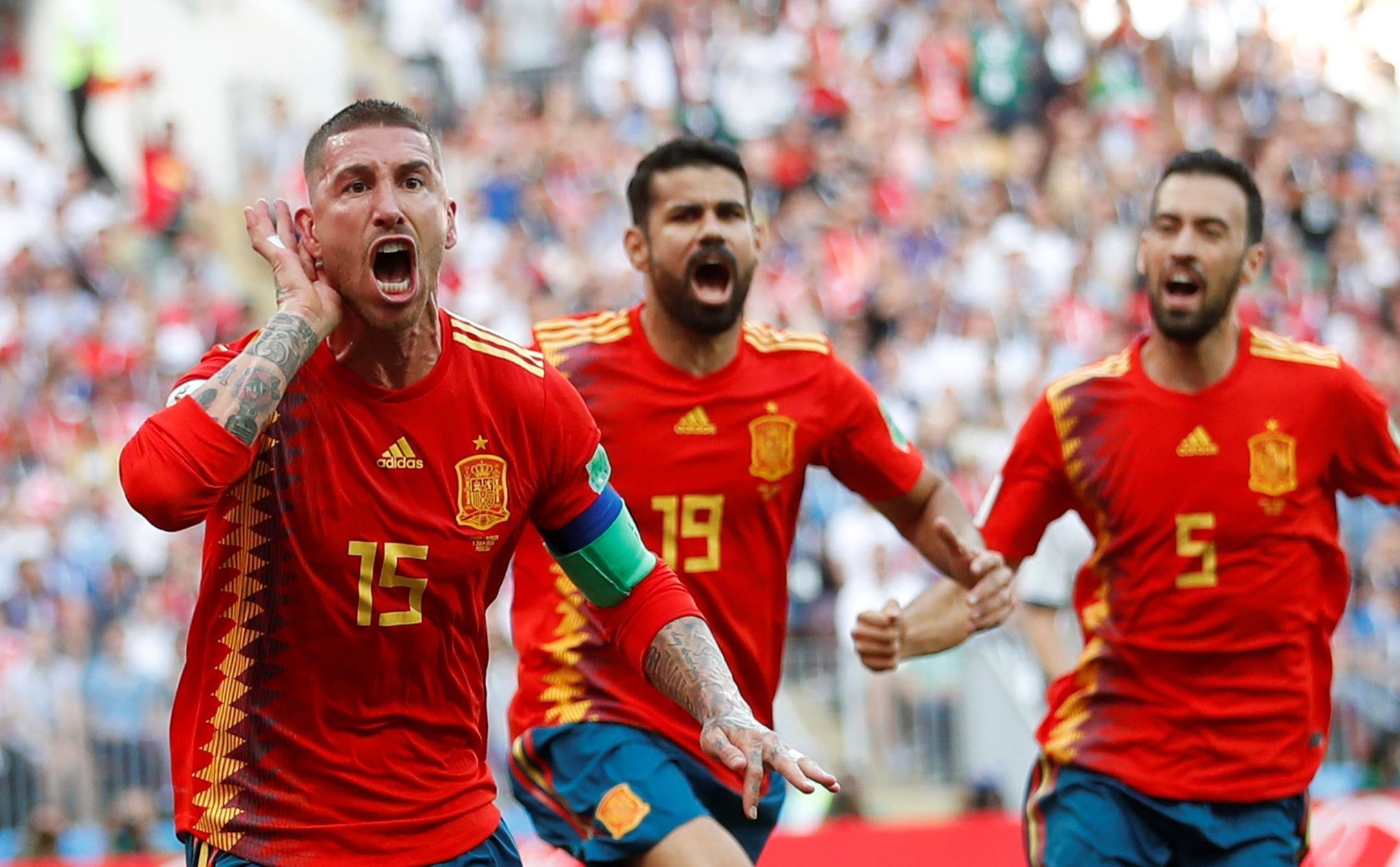 Sergio Ramos slaví branku v osmifinále MS 2015 mezi Španělskem a Ruskem