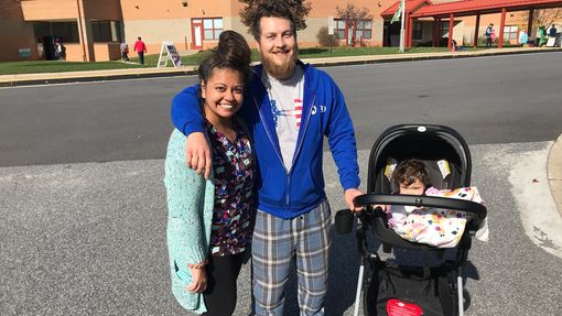 V polovině volební dne přišli manželé Seth a Kyran hlasovat na základní škole v Eldersburgu v severním Marylandu. A vzali s sebou roční dceru Brooke.