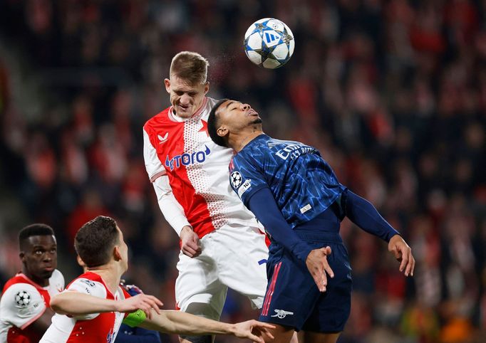 Tomáš Vlček a Gabriel Magalhães v zápase Ligy mistrů Slavia - Arsenal