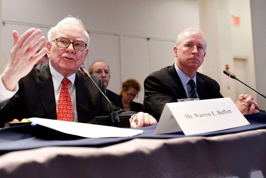 Warren Buffet a Raymond W. McDaniel, výkonný ředitel agentury Moody's