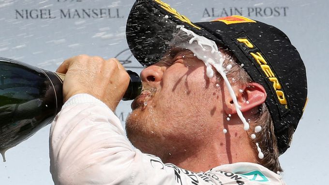 Nico Rosberg slaví premiérové vítězství ve Spa.