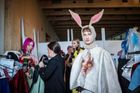 Foto: Polštáře, igelity, králík. V Bruselu se předvedli mladí čeští návrháři