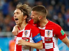 Luka Modrič spolu s Ante Revičem slaví svůj gól v síti Nigérie na MS 2018