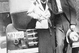 Americký pár Clyde Barrow a Bonnie Parkerová byl ve 30. letech minulého století postrachem bank i obchodů na jihu Spojených států. Zločinecké duo se ale zároveň stalo mediálními hvězdami, v nichž někteří lidé spatřovali "novodobé Robiny Hoody".