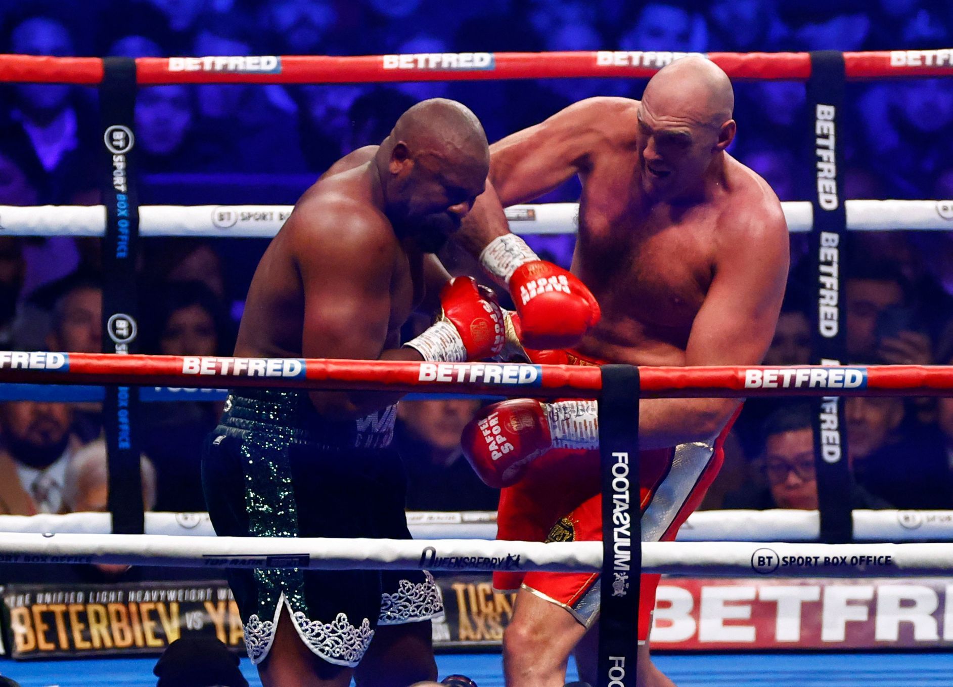 Zápas Tyson Fury (červené trenky) - Derek Chisora o titul šampiona WBC