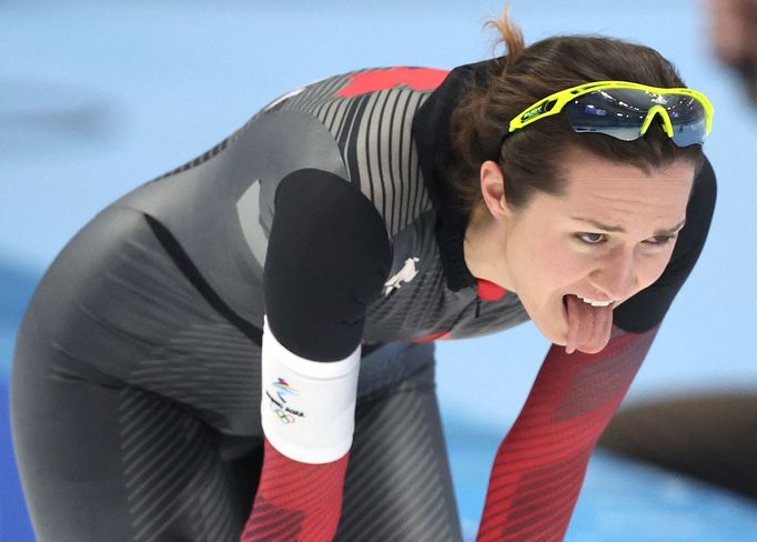 Isabelle Weidemannová z Kanady v závodě rychlobruslařek na 5000 m na ZOH v Pekingu 2022