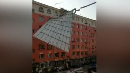 Žena natočila řádění vichřice. Vítr strhl střechu velkého bytového domu