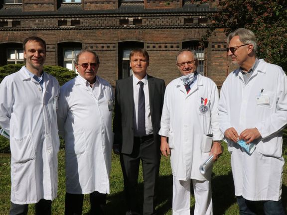 Ředitel Všeobecné fakultní nemocnice v Praze David Feltl (uprostřed) s vedením gynekologicko - porodnické kliniky.