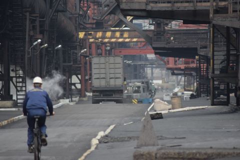 Největší evropská koksárna je na Ukrajině přímo na frontové linii. V palbě zemřelo už 12 zaměstnanců