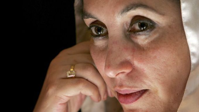 Benázír Bhuttová se stala první muslimskou premiérkou v roce 1988. Od roku 1999 žije střídavě v Londýně a Dubaji.