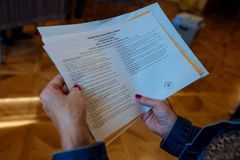 Češi v zahraničí si už mohou vytisknout volební lístky, dokumenty dostanou poštou