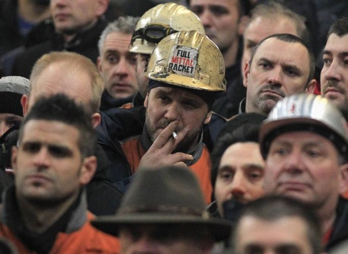 Arcelor Mittal workers from several Liege sites attend a general assembly in Liege January 28, 2013. ArcelorMittal the world's largest steel producer, plans to shut a coke plant and six finishing lines at its site in Liege Belgium, affecting 1,300 employees, the group said on last week. REUTERS/Yves Herman (BELGIUM - Tags: BUSINESS CIVIL UNREST BUSINESS EMPLOYMENT) Published: Led. 28, 2013, 11:52 dop.