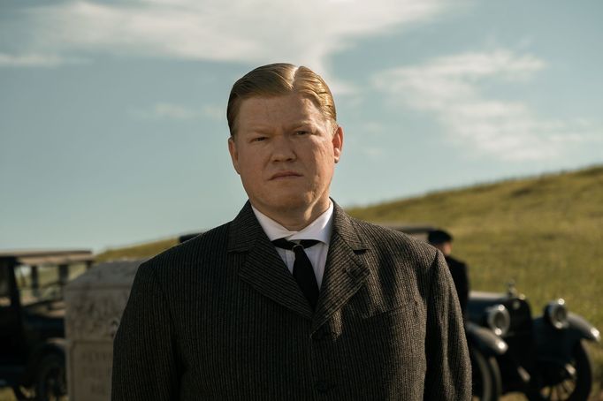 Jesse Plemons jako Tom.