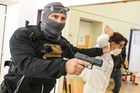 Foto: Střelba v čekárně jako v Ostravě. Liberecká nemocnice cvičila, jak zareagovat
