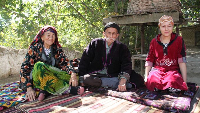 Uzbeské rodiny ve vesnicích často hostí skupinu archeologů.