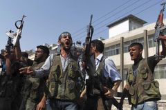 USA učí Syřany boji s islamisty. Ti mají jiného nepřítele