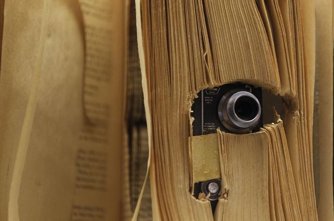 A small photo camera placed in a book and used by the U.S. Central Intelligence Agency (CIA), is displayed at the 'Top Secret' Spy Museum in Oberhausen, July 10, 2013. The museum presents various objects, devices and gadgets used for spying or related to espionage. REUTERS/Ina Fassbender (GERMANY - Tags: SOCIETY ENTERTAINMENT) Published: Čec. 10, 2013, 3:14 odp.