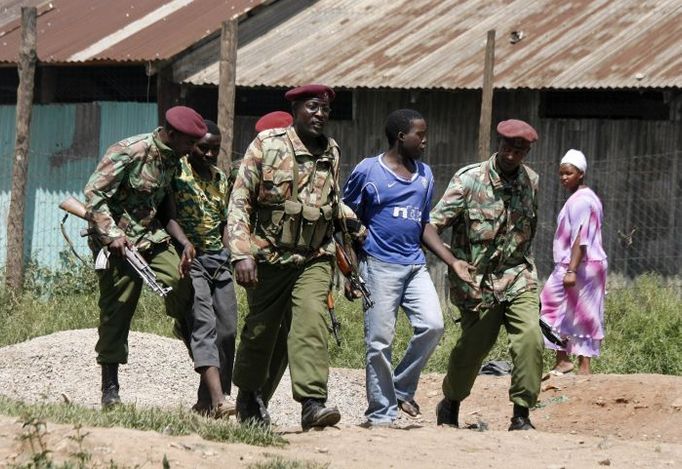 Policisté zadrželi dva lidi podezřelé z toho, že házeli kameny po kolemjedoucích vozech. Slum Mathare, Keňa; leden 2008