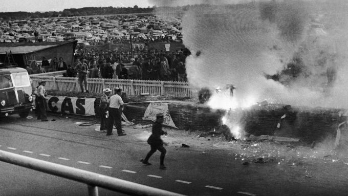 Podívejte se na dobové snímky z tragédie, který v roce 1955 zastínila závod 24 hodin v Le Mans. Pozor, video obsahuje drastické záběry.