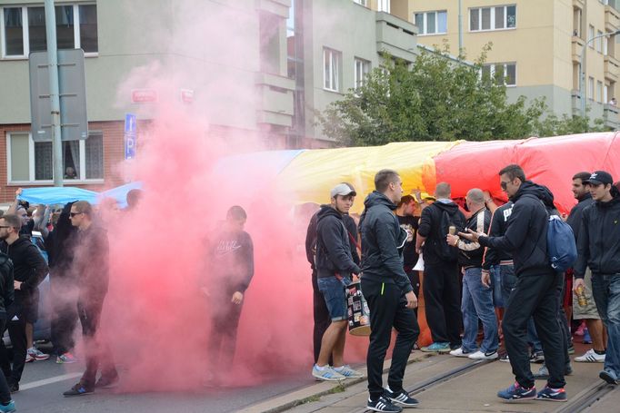 SL, Slavia-Sparta: cesta fanoušků Sparty do Eden